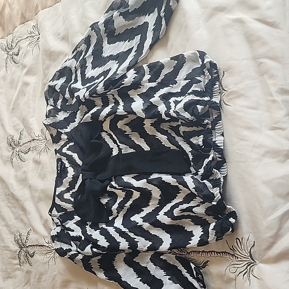 Black and white bow top